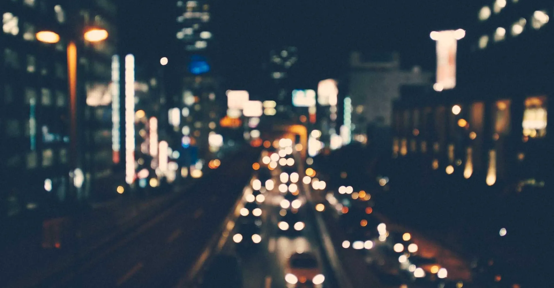 Avenida de la Ciudad de México al anochecer